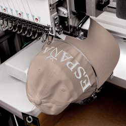 Gorra "España" color beige con letra blanca bordada sin bandera (estilo Dad hat)