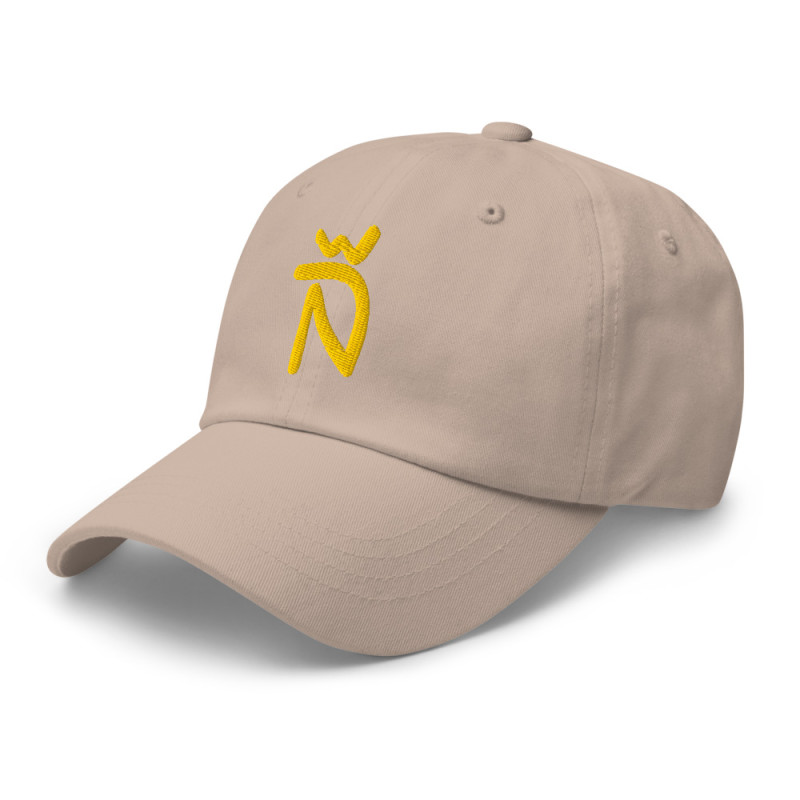Gorra Ñ beige con letra dorada (estilo Dad hat)