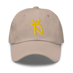 Gorra Ñ beige con letra dorada (estilo Dad hat)