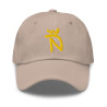 Gorra Ñ beige con letra dorada (estilo Dad hat)