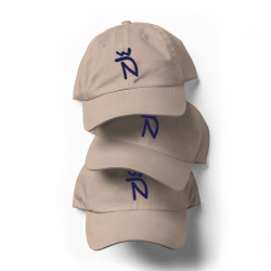 Gorra Ñ beige con letra azul (estilo Dad hat)