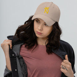 Gorra Ñ beige con letra dorada (estilo Dad hat)