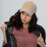 Gorra Ñ beige con letra dorada (estilo Dad hat)