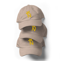 Gorra Ñ beige con letra dorada (estilo Dad hat)