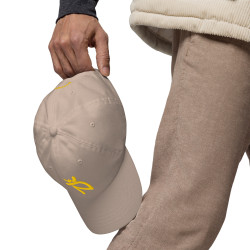 Gorra Ñ beige con letra dorada (estilo Dad hat)
