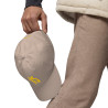 Gorra Ñ beige con letra dorada (estilo Dad hat)