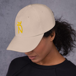 Gorra Ñ beige con letra dorada (estilo Dad hat)
