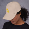 Gorra Ñ beige con letra dorada (estilo Dad hat)