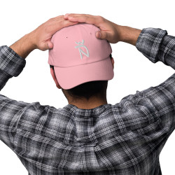 Gorra Ñ rosa con letra blanca (estilo Dad hat)