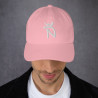 Gorra Ñ rosa con letra blanca (estilo Dad hat)