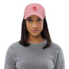 Gorra Ñ rosa con letra roja (estilo Dad hat)