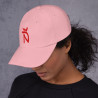 Gorra Ñ rosa con letra roja (estilo Dad hat)