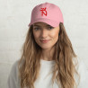 Gorra Ñ rosa con letra roja (estilo Dad hat)