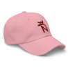 Gorra Ñ rosa con letra granate (estilo Dad hat)