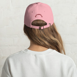Gorra Ñ rosa con letra granate (estilo Dad hat)