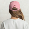 Gorra Ñ rosa con letra granate (estilo Dad hat)
