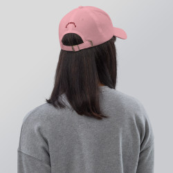 Gorra Ñ rosa con letra granate (estilo Dad hat)