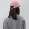 Gorra Ñ rosa con letra granate (estilo Dad hat)