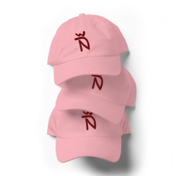 Gorra Ñ rosa con letra granate (estilo Dad hat)