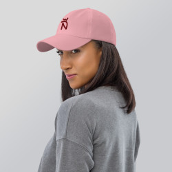 Gorra Ñ rosa con letra granate (estilo Dad hat)