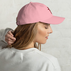 Gorra Ñ rosa con letra granate (estilo Dad hat)