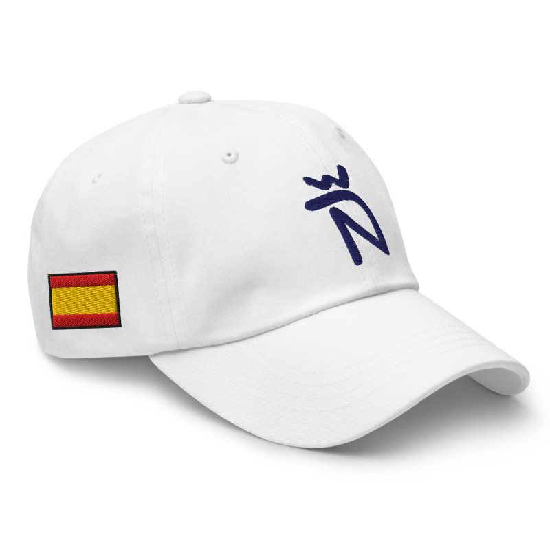 Gorra Ñ blanca con letra azul y bandera (estilo Dad hat)