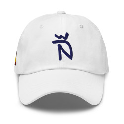 Gorra Ñ blanca con letra azul y bandera (estilo Dad hat)