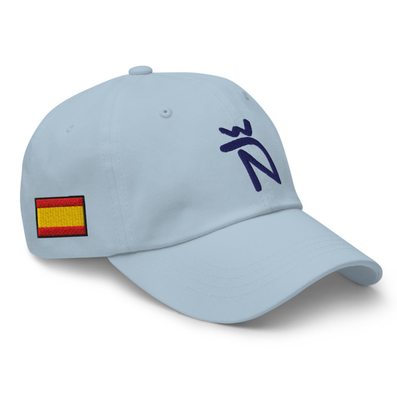 Gorra Ñ azul cielo con letra azul y bandera (estilo Dad hat)