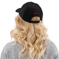 Gorra de pana fina negra con Ñ en rosa